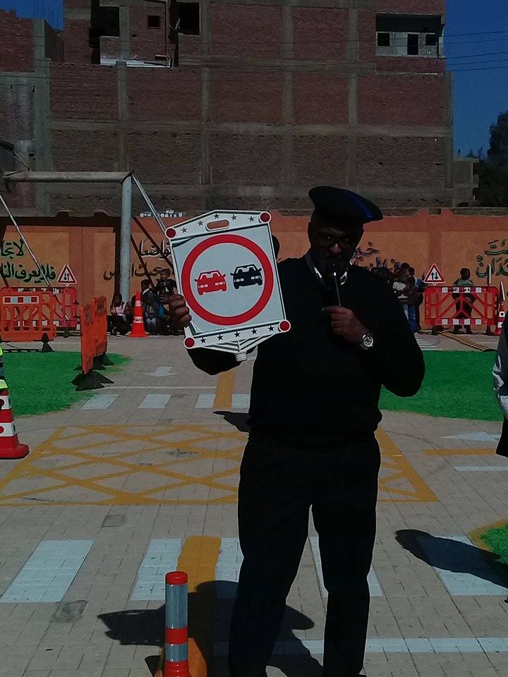 مدير مرور الاقصر يتحدث للطلاب خلال الفعاليات مدير مرور الاقصر يتحدث للطلاب خلال الفعاليات