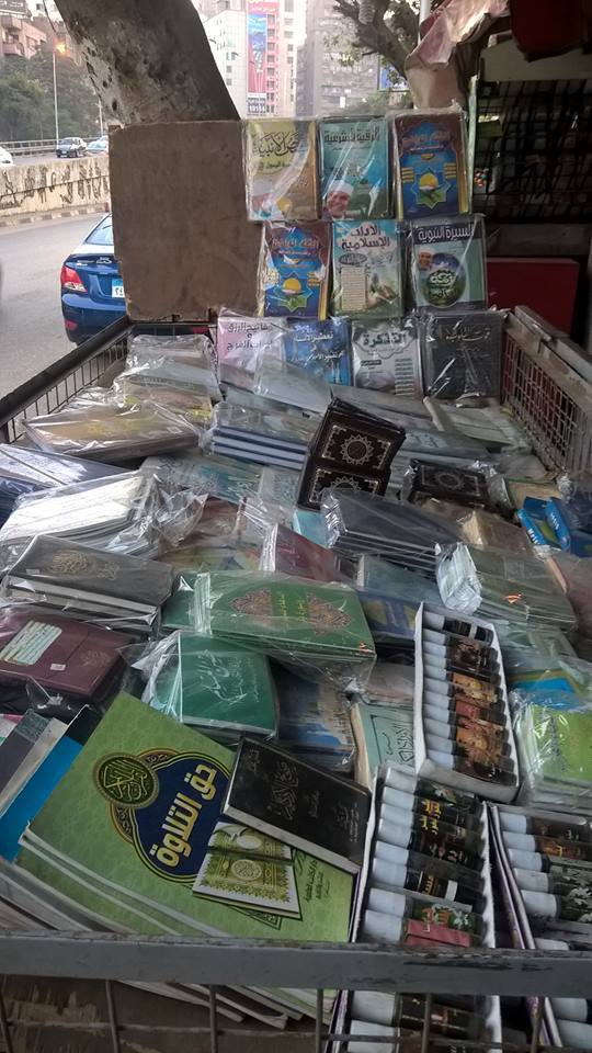 بيع الكتب الدينية أمام المساجد