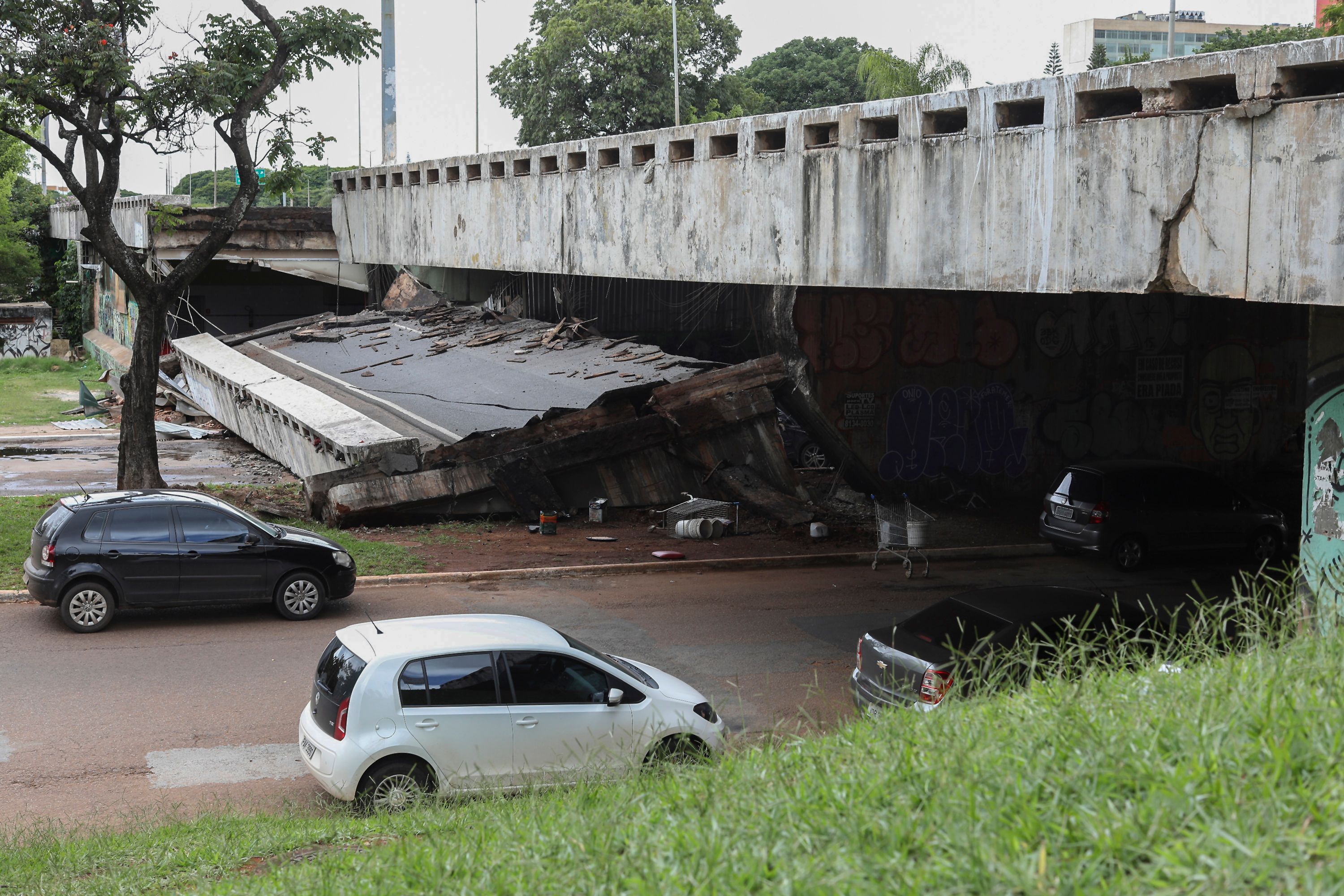 جانب من انهيار الجسر فى البرازيل