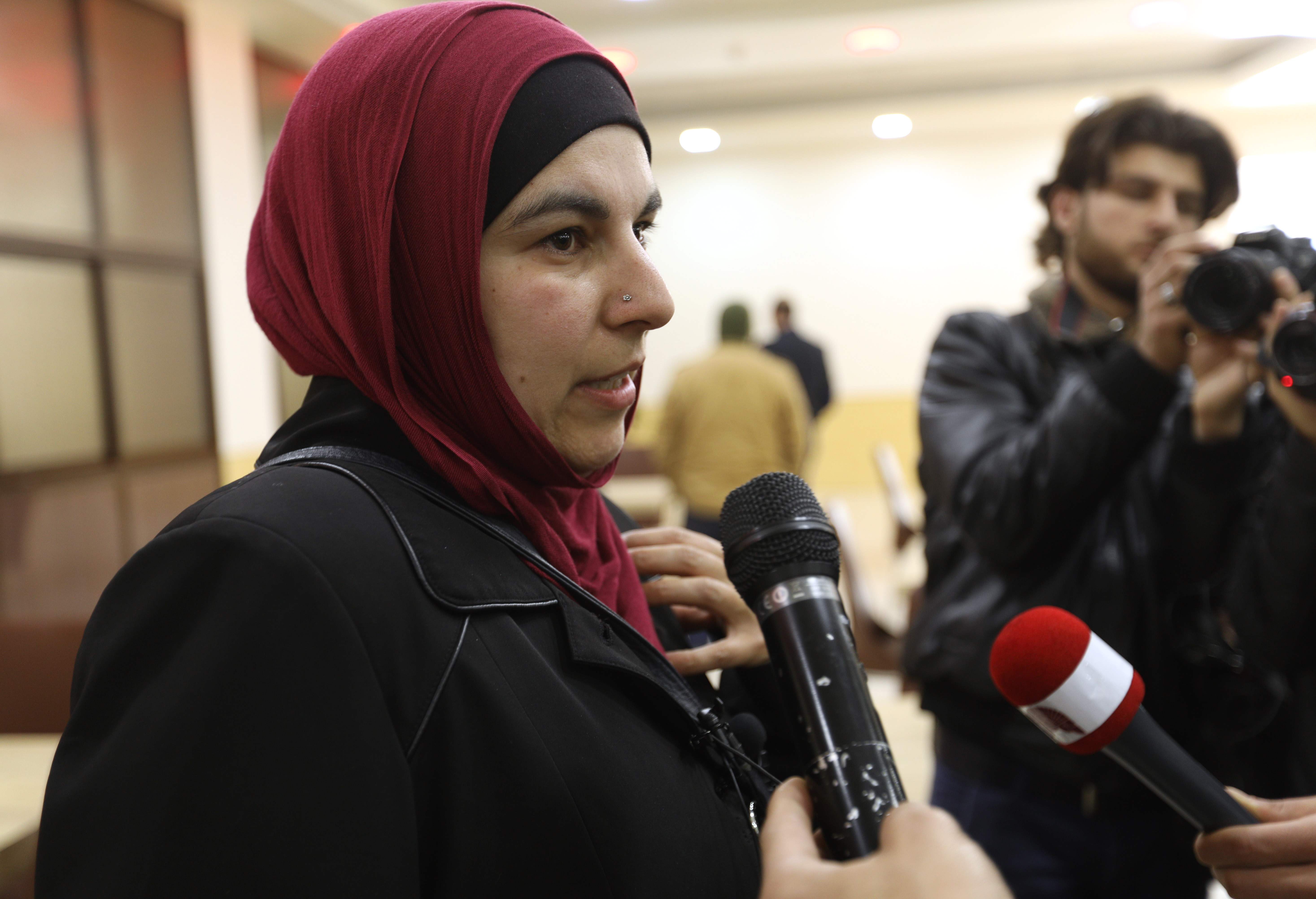 جولى بيمباشى تتحدث إلى وسائل الإعلام على حدود تركيا