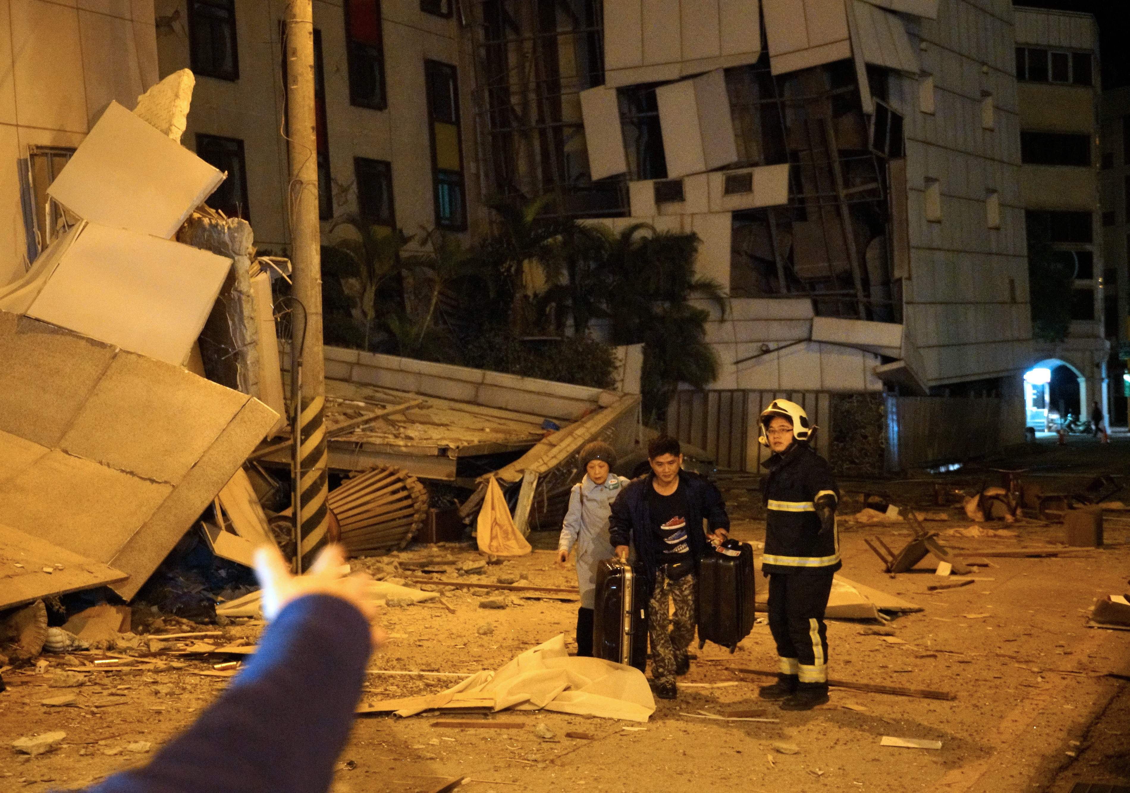 أثار مدمرة لزلزال بقوة 6.4 ضرب تايوان