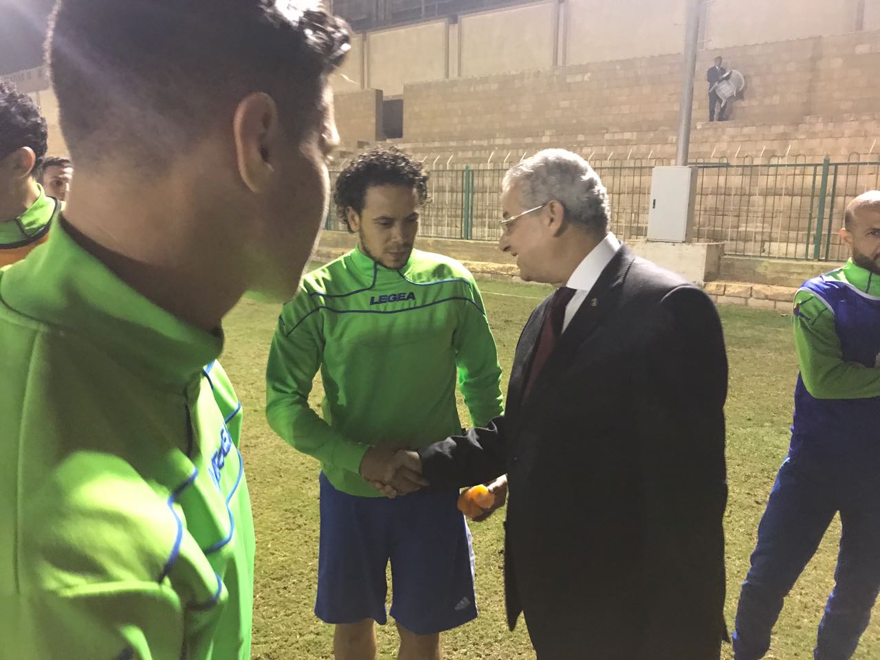 رئيس المقاولون يزور لاعبى الفريق قبل مباراة الاهلى