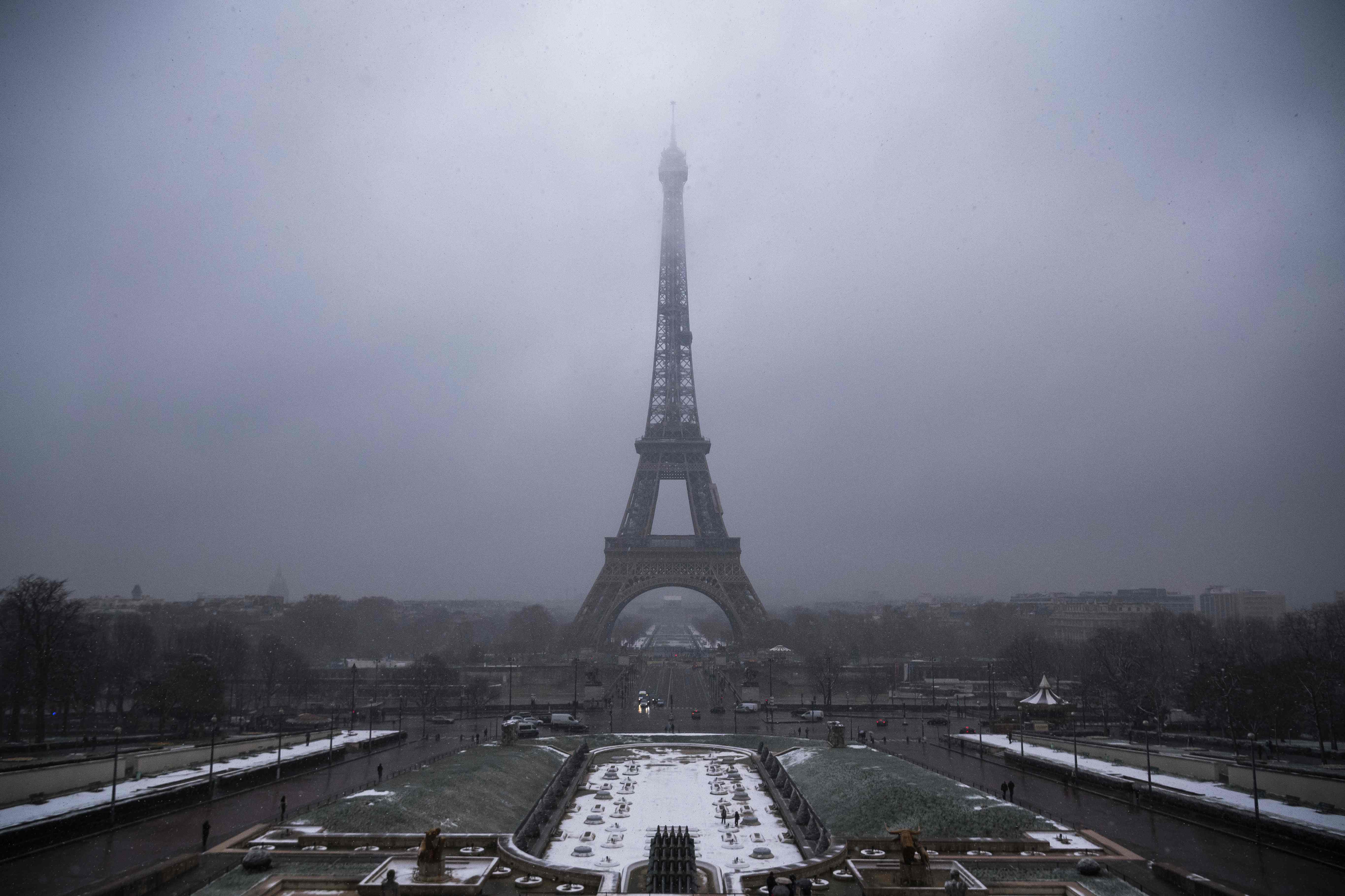 France avec. Эйфелева башня сейчас. Эйфелева башня верхушка. Париж сейчас. Эйфелева башня в Париже зимой.