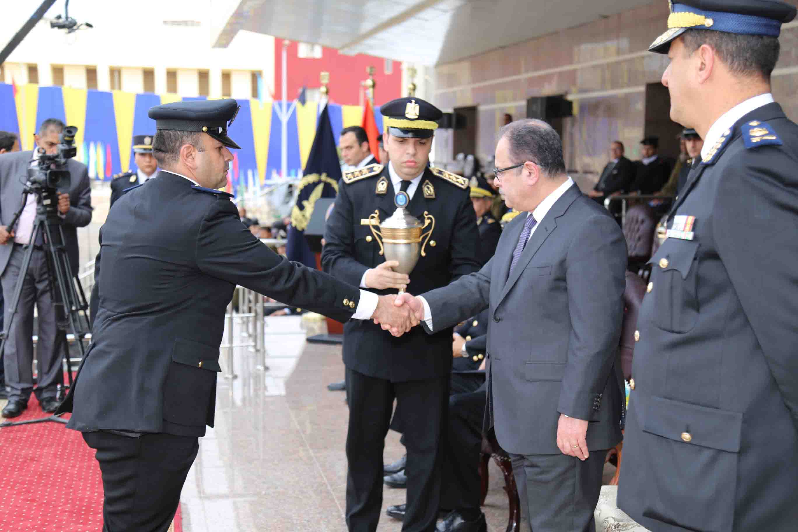 وزير الداخلية يكرم معاوني الأمن