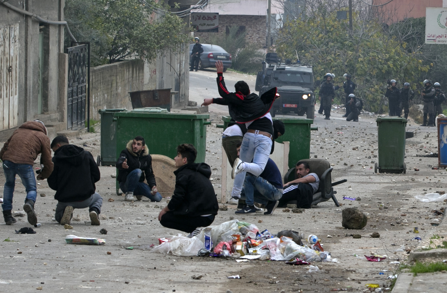 متظاهرون فلسطينيون يحتمون من رصاص قوات الاحتلال