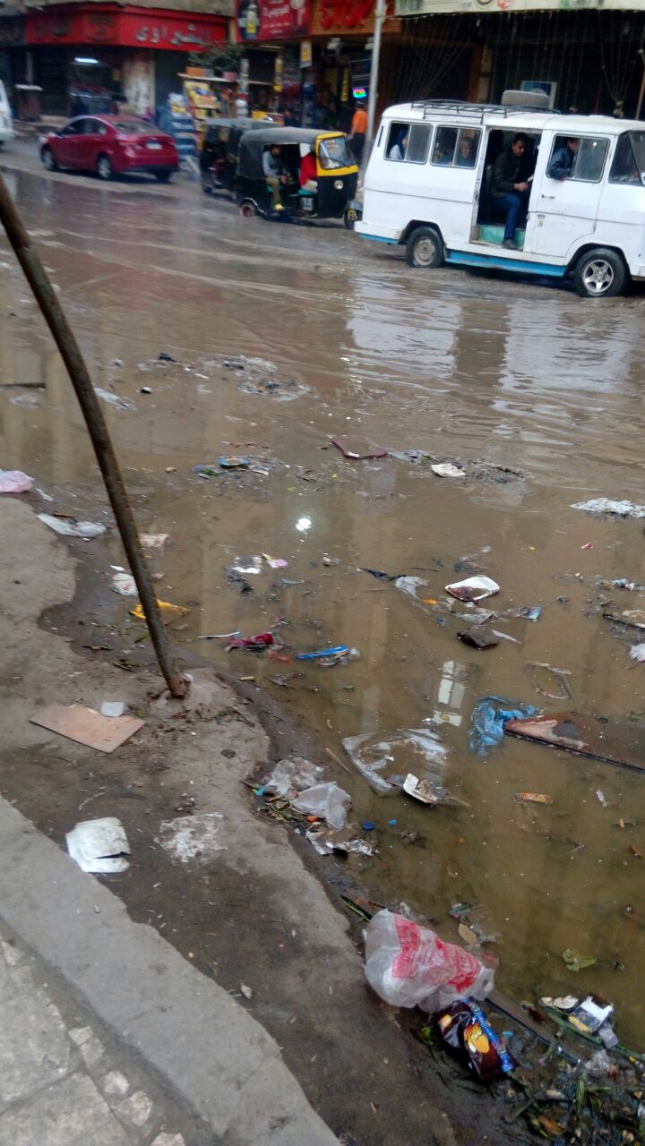 مياه الصرف تغرق شارع الملكة بفيصل