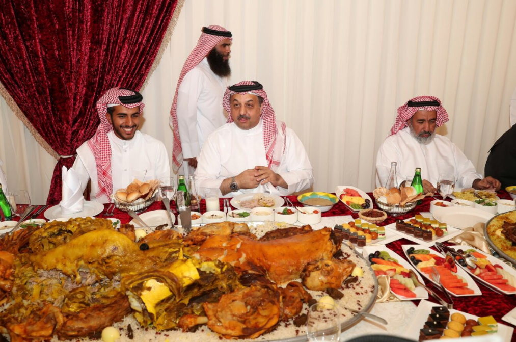 العطية ورئيس الاركان القطرى خلال حفلة مع خريجى كلية عسكرية قطرية