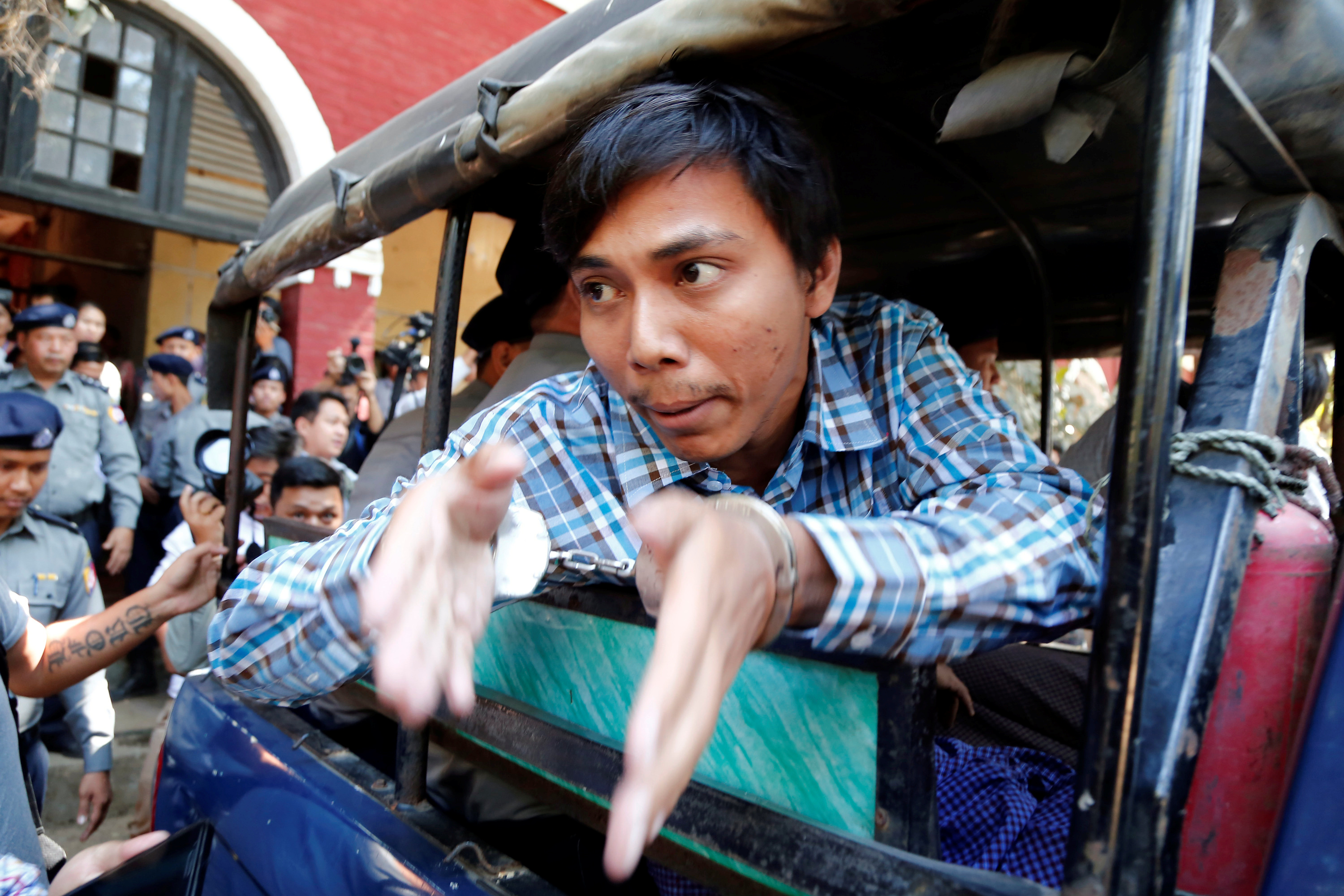 نقل صحفى رويترز لمقر المحكمة فى ميانمار