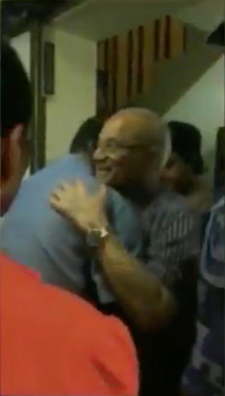 الرئيس الأسبق للمالديف يودع أحد أنصاره أثناء اعتقاله