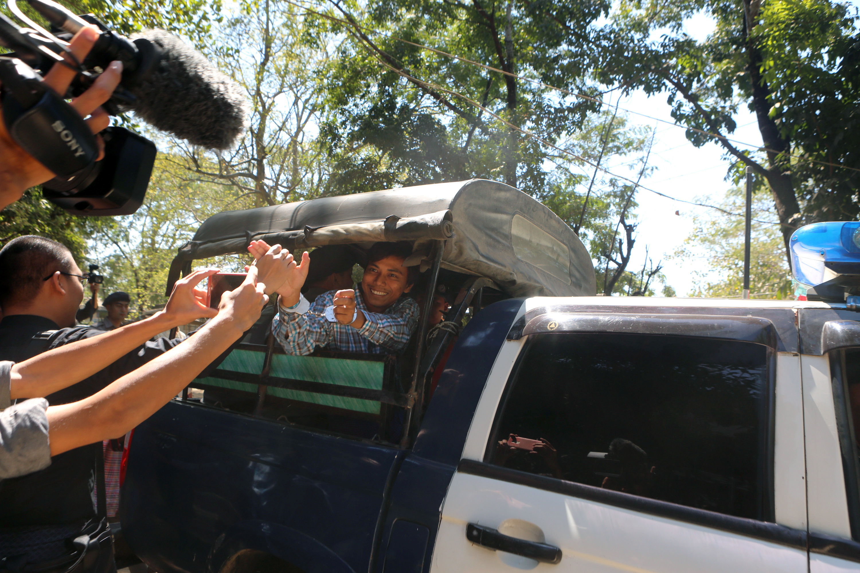 الشرطة تنقل صحفيى رويترز للمحاكمة فى ميانمار