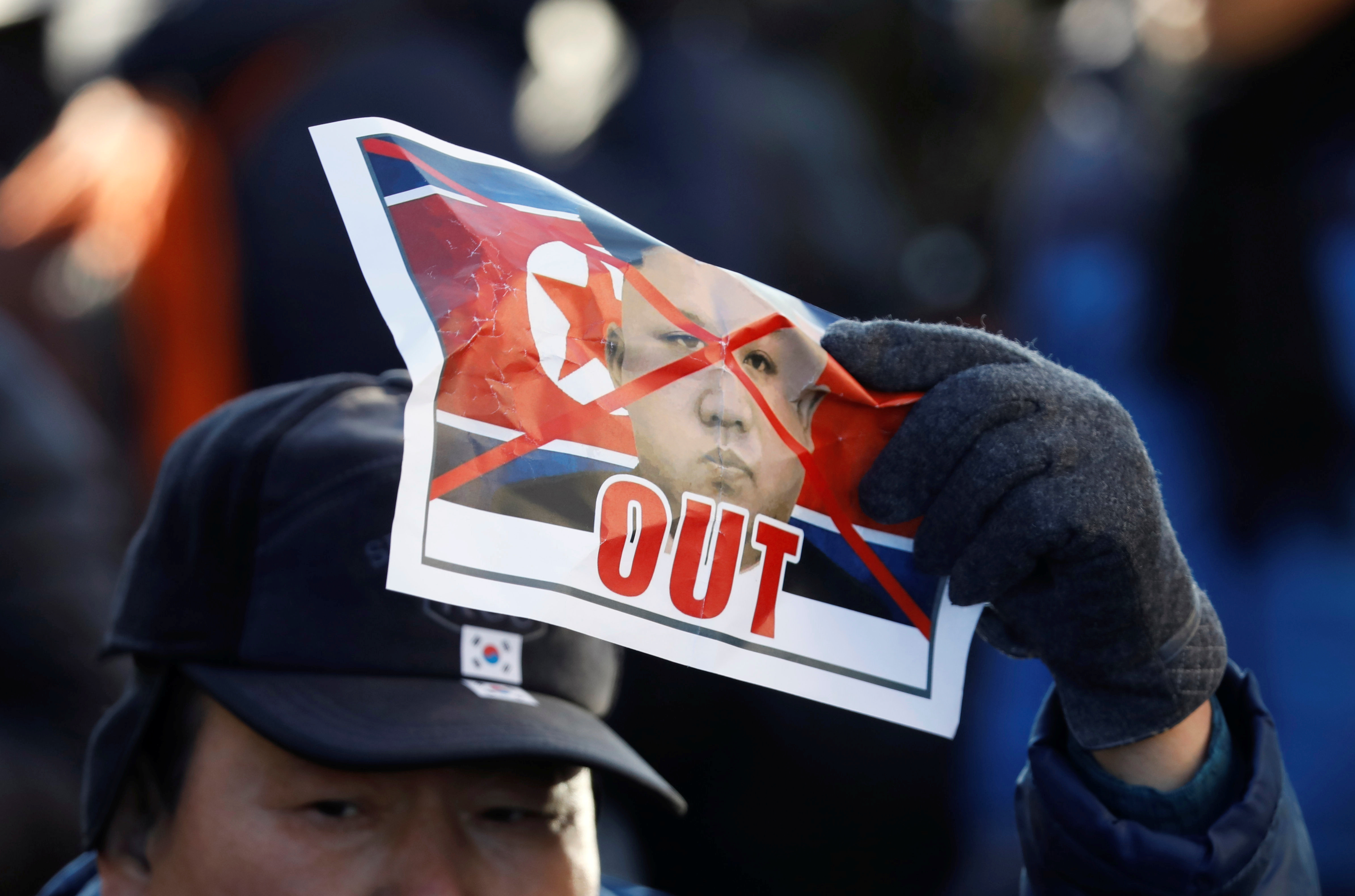 متظاهر كورى جنوبى يحمل صورة مناهضة لزعيم كوريا الشمالية