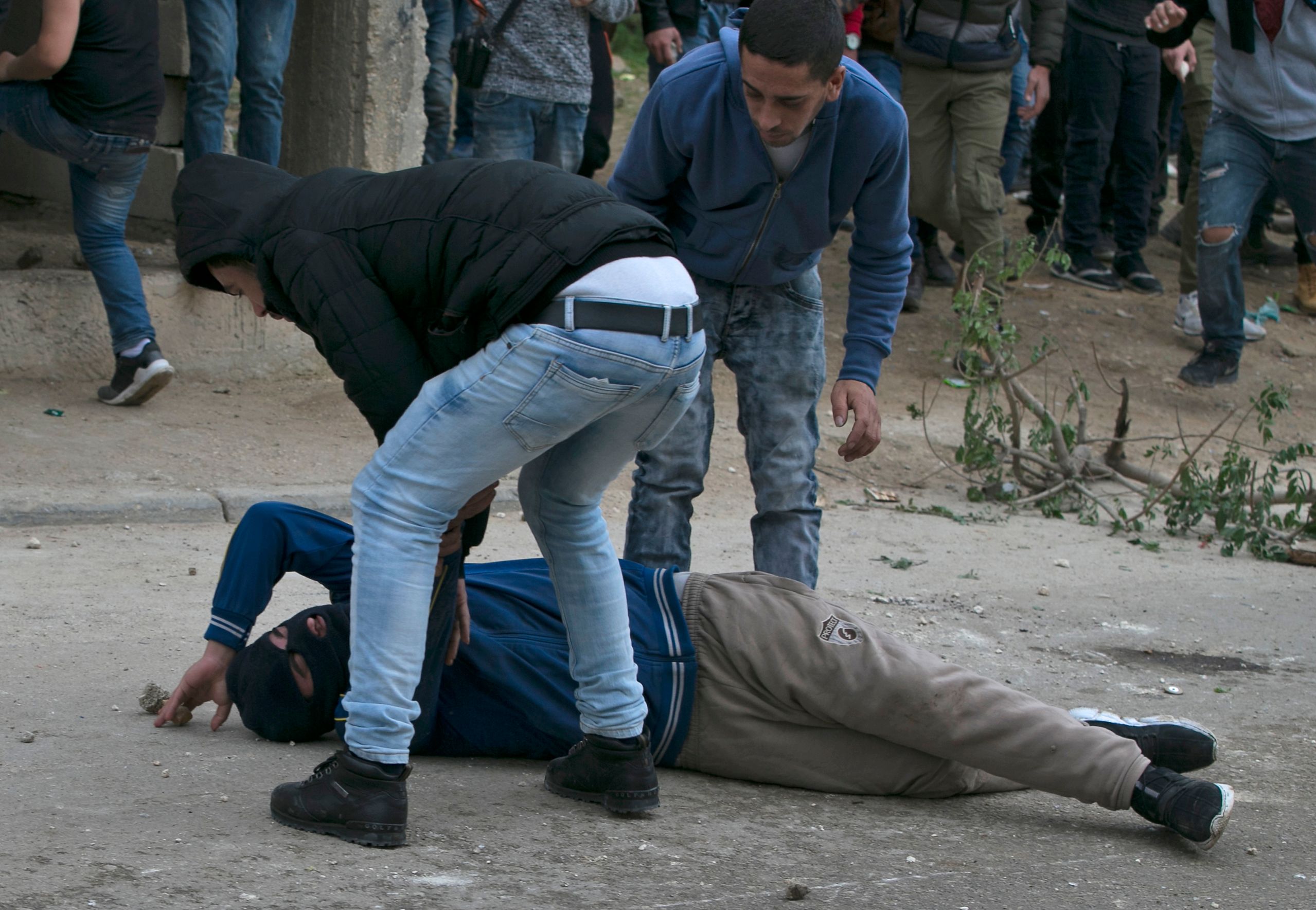 اصابة فلسطينى خلال اشتباكات مع قوات الاحتلال