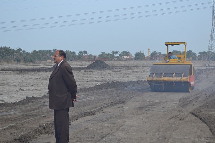 رئيس مدينة بلطيم يتابع موقع مصنع الرمال السوداء