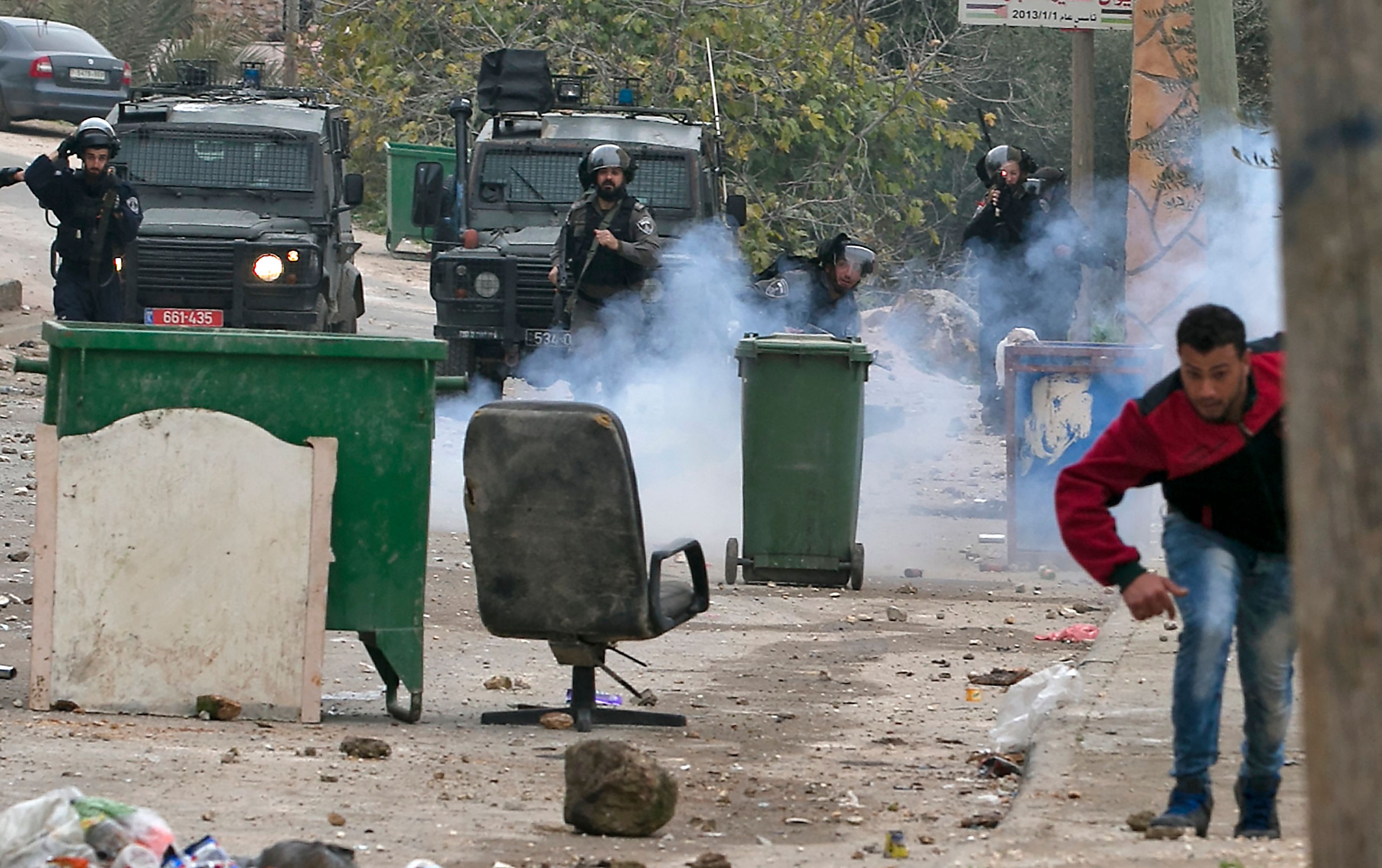 شرطة الاحتلال تطلق قنابل الغاز على متظاهرين فلسطينيين