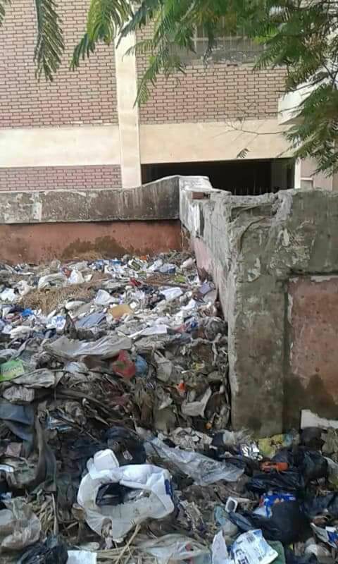 أكوام القمامة والمخلفات تغمر المدرسة