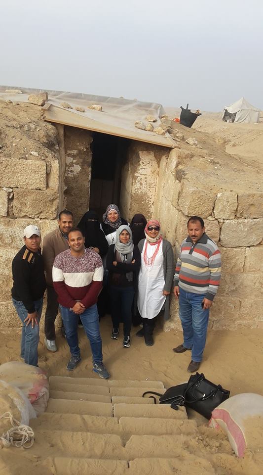 مرممين المقبرة المكتشفة بمنطقة آقار الهرم