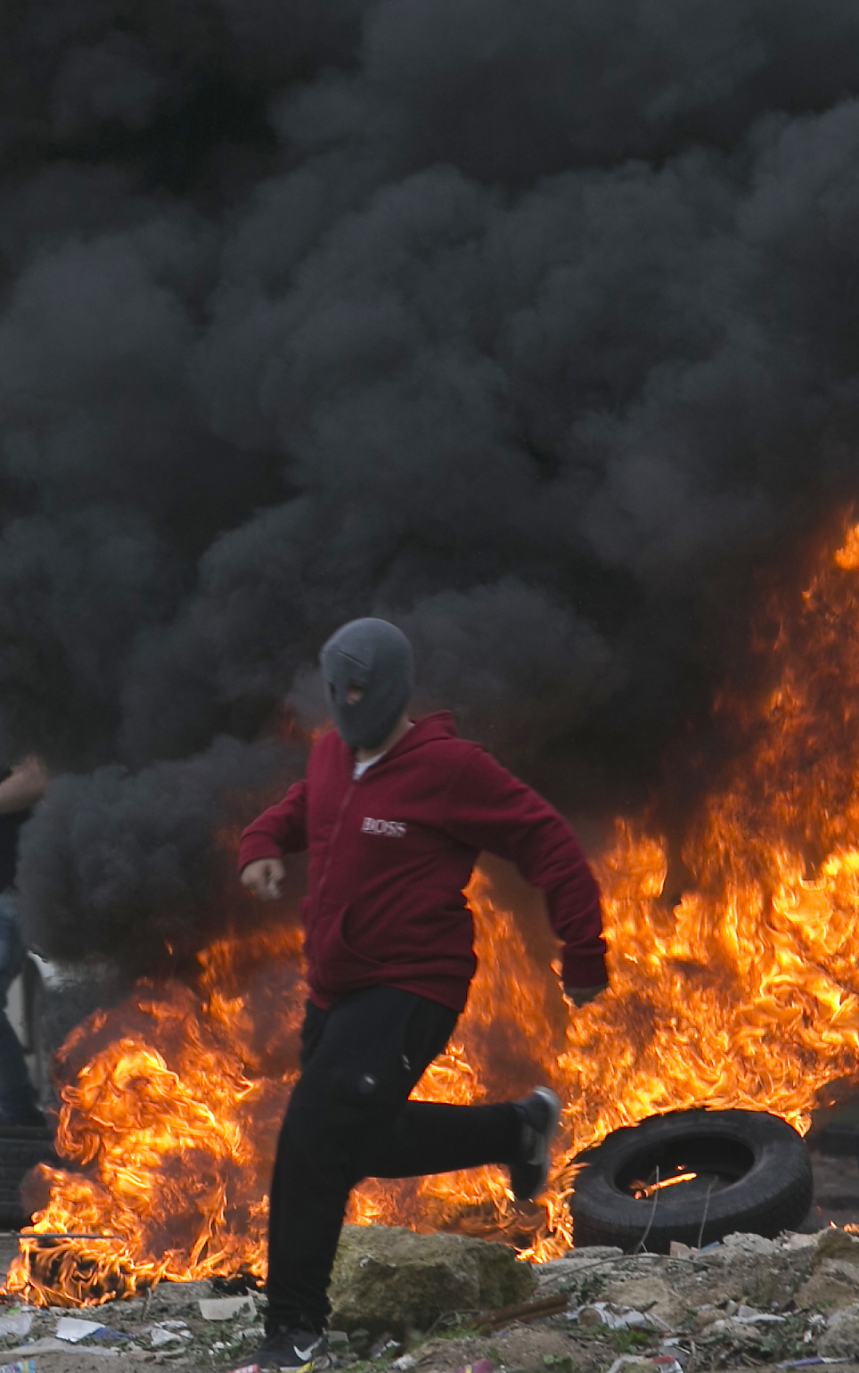 اشتعال النيران خلال مواجهات بين الاحتلال ومتظاهرين فلسطينيين