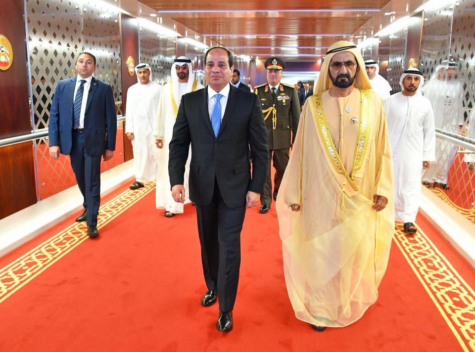 الرئيس عبد الفتاح السيسى ومحمد بن راشد  أثناء مراسم  الاستقبال
