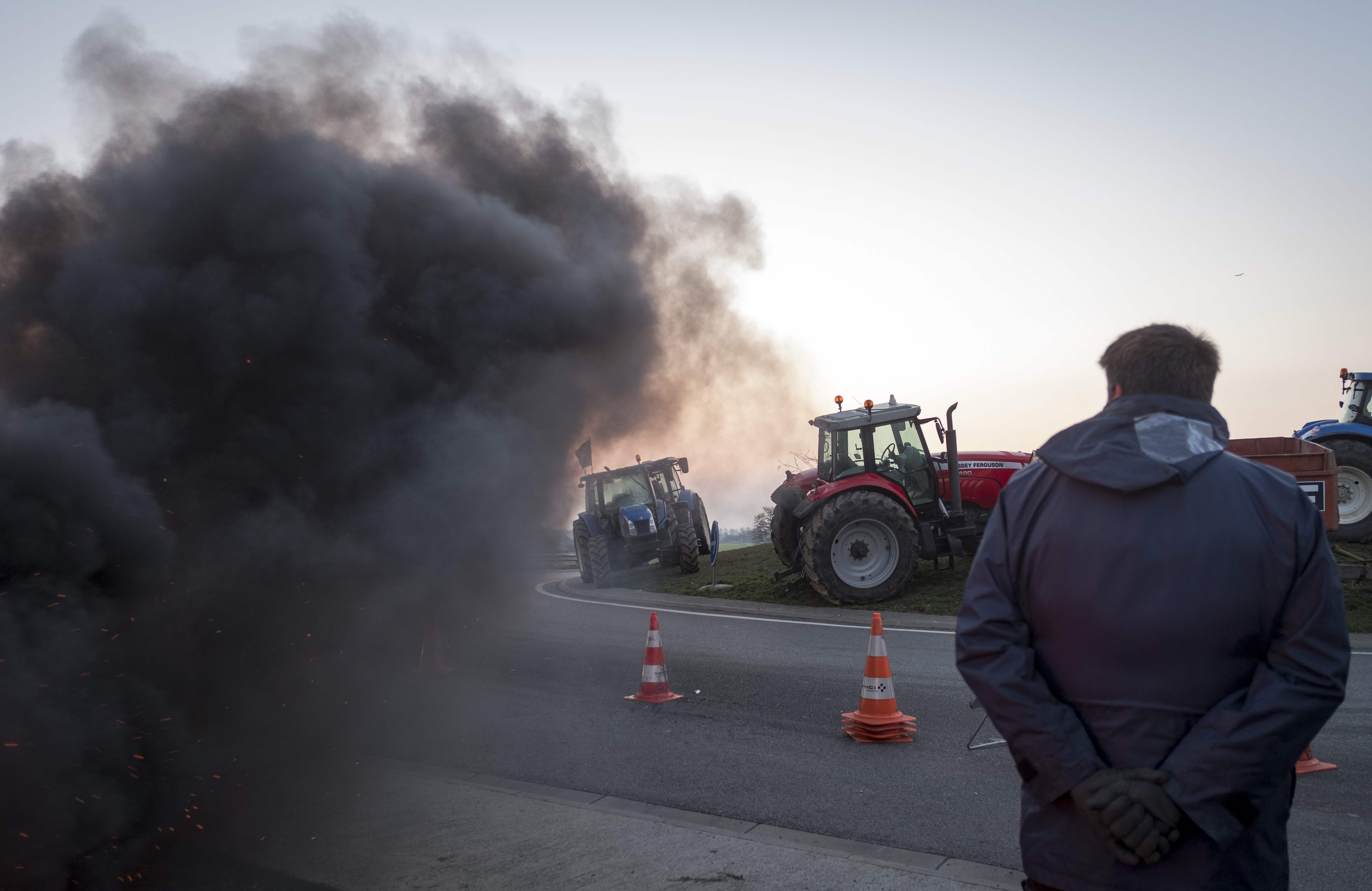 المزارعون يقطعون طريق فى فرنسا