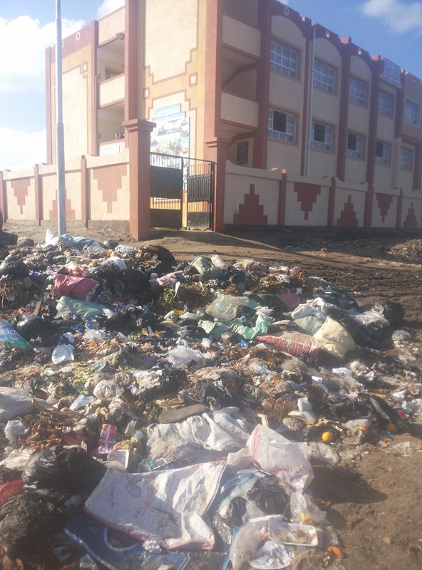 القمامة أمام المدرسة