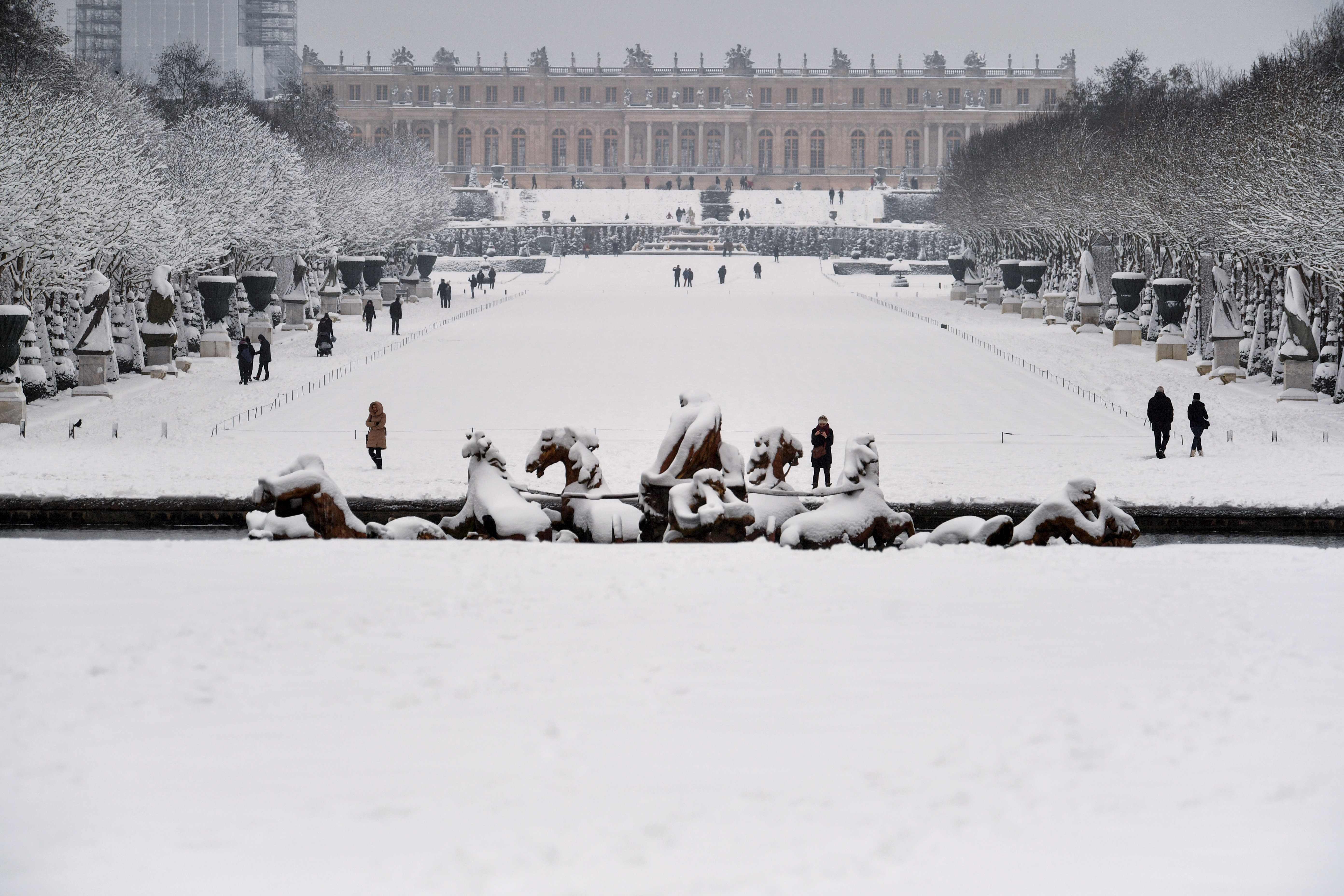 تساقط الثلوج فى باريس والثلج يغطى كل شيئ