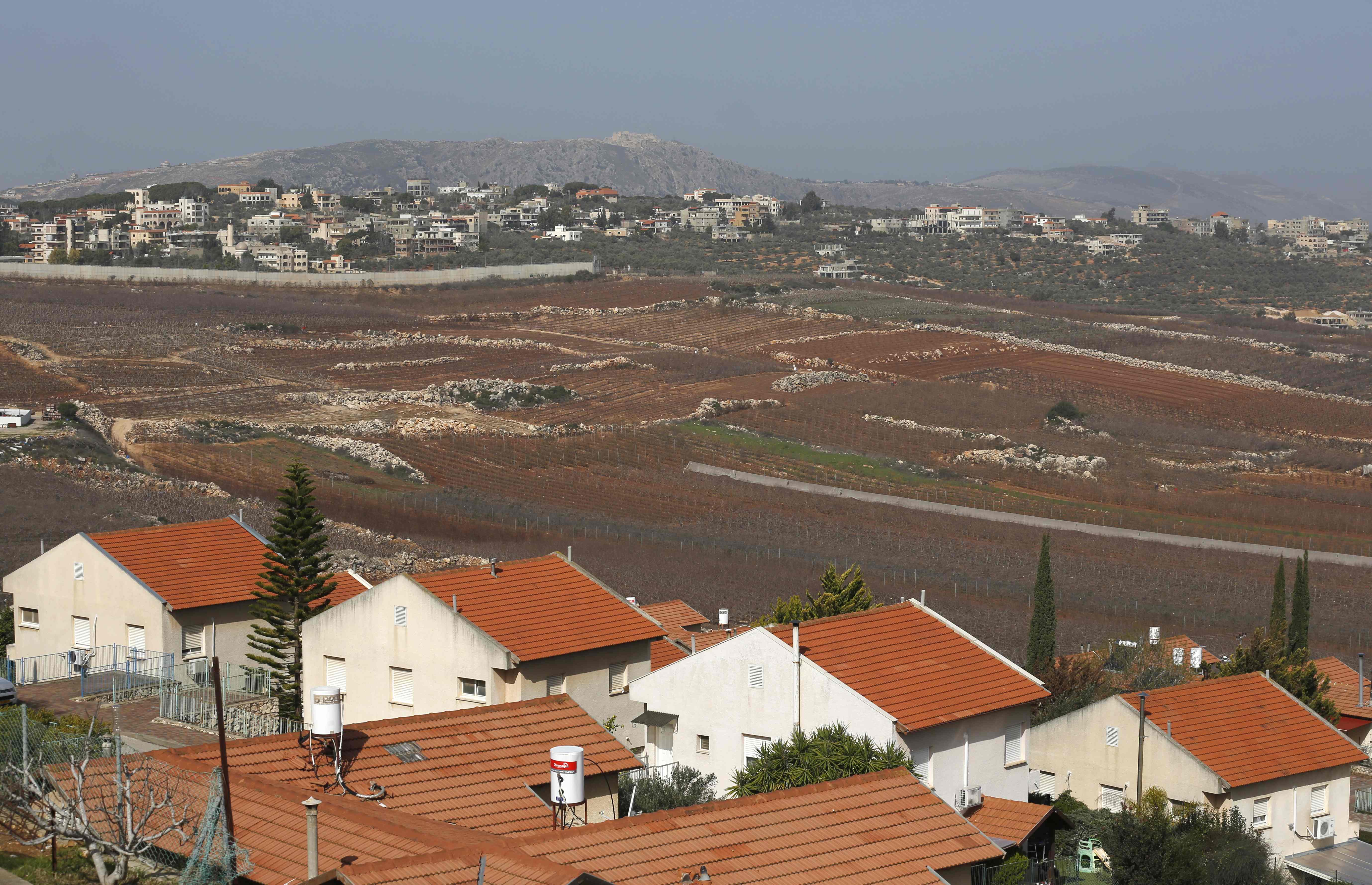 إسرائيل تبدأ فى انشاء جدار حدودى مع لبنان