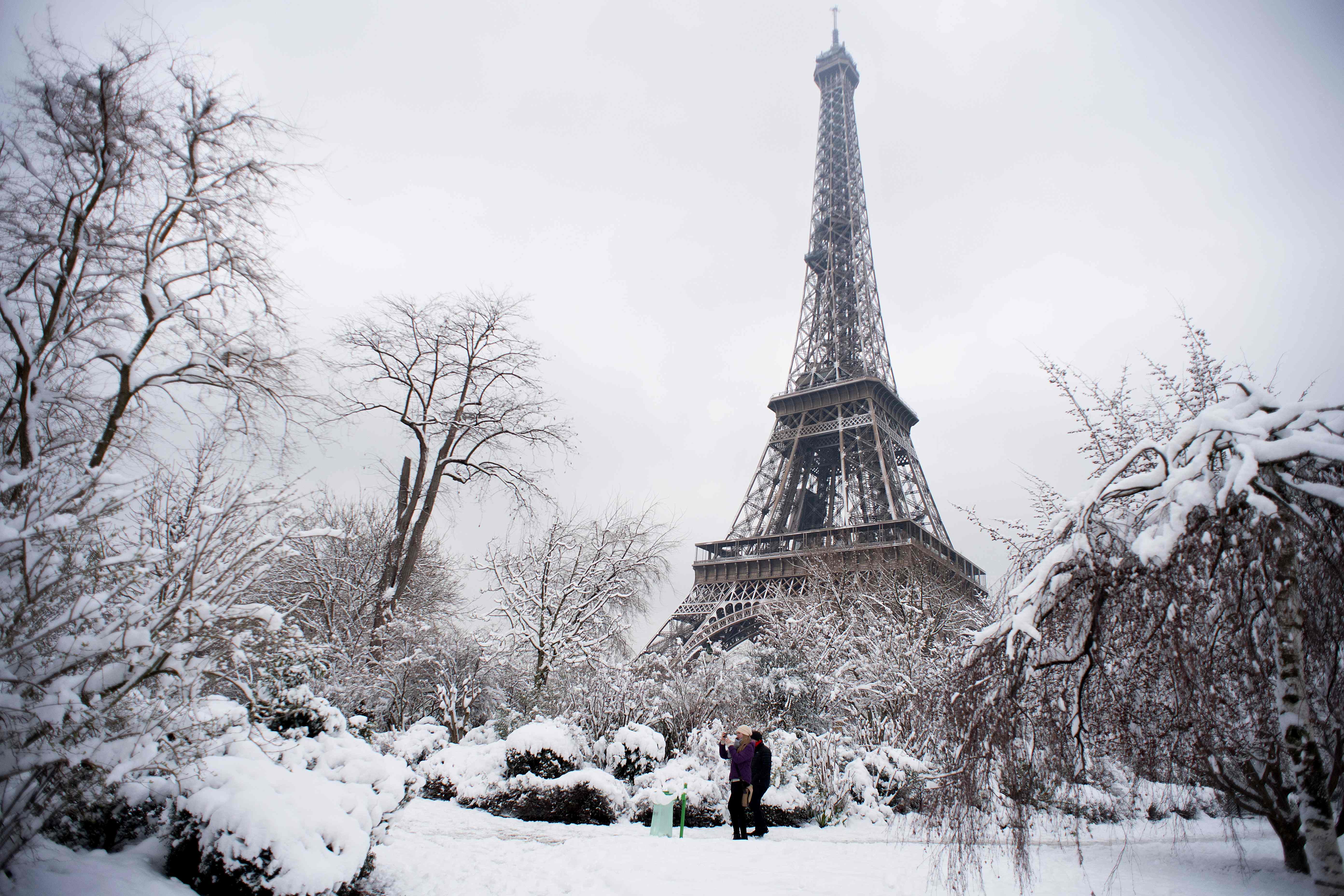 صور.. الثلوج تغطى برج إيفل وشوارع فرنسا مع استمرار الموجة الباردة