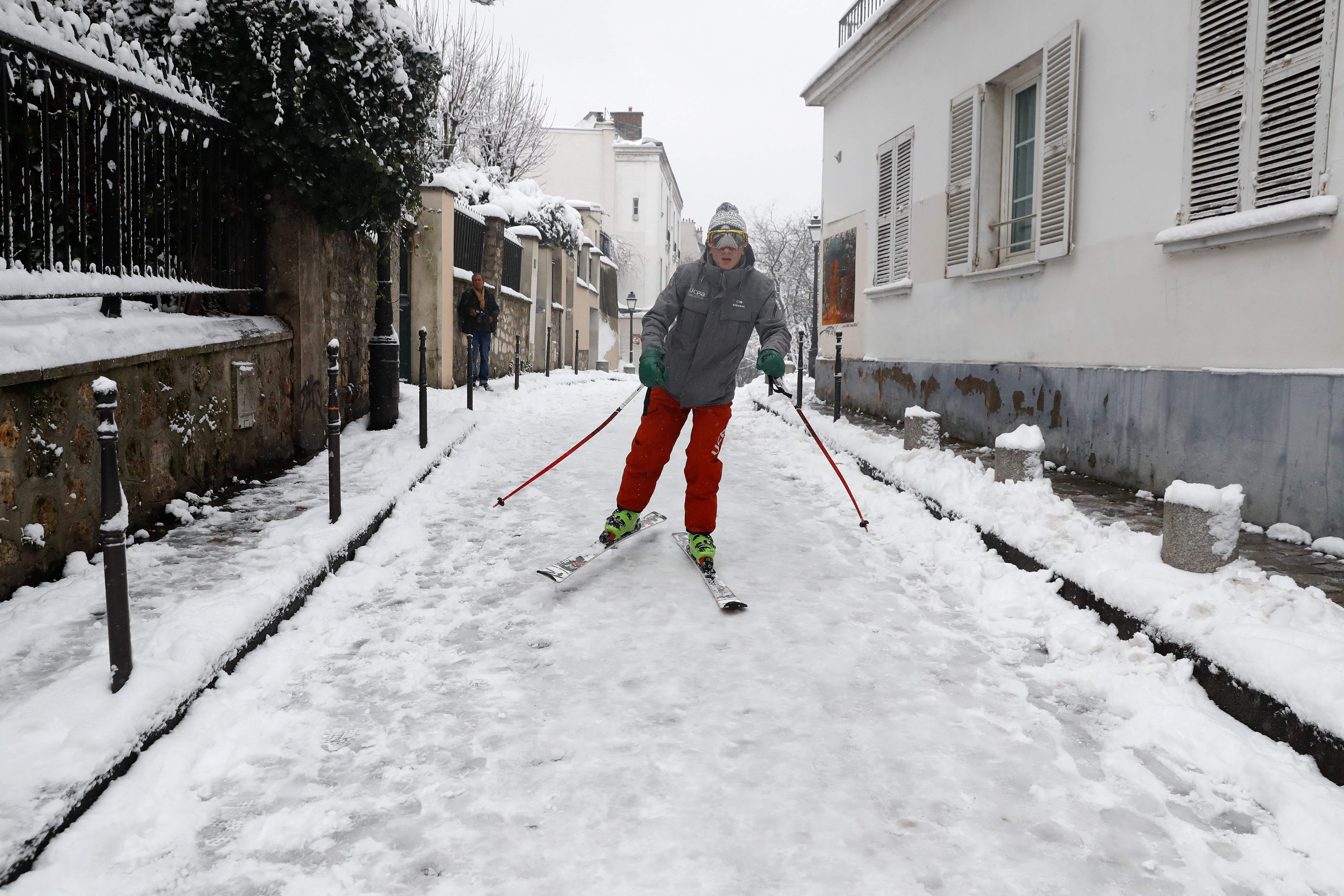 مواطن فرنسى يتزلج على الثلوج فى شوارع باريس
