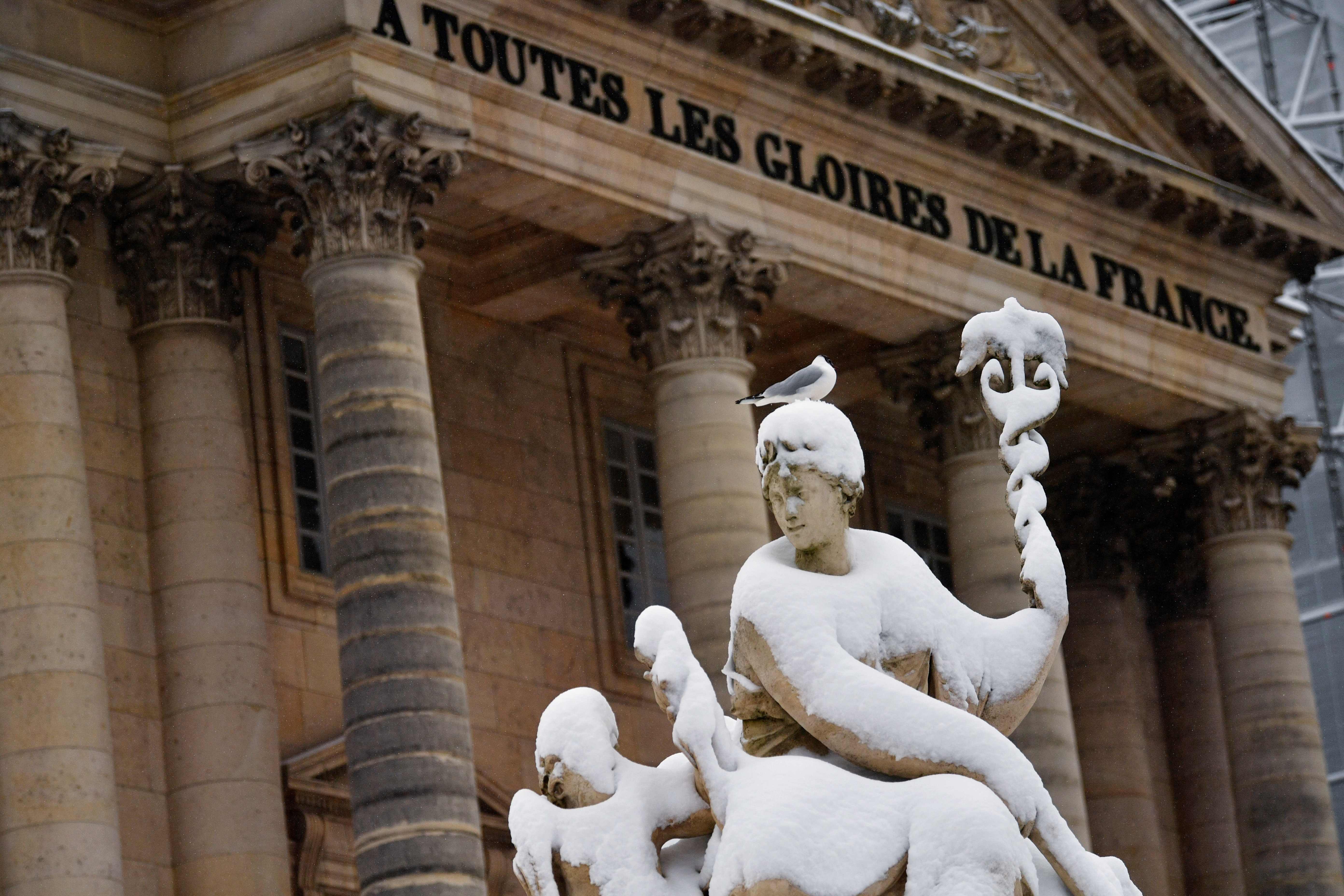 الثلوج تغطى تمثال فى باريس