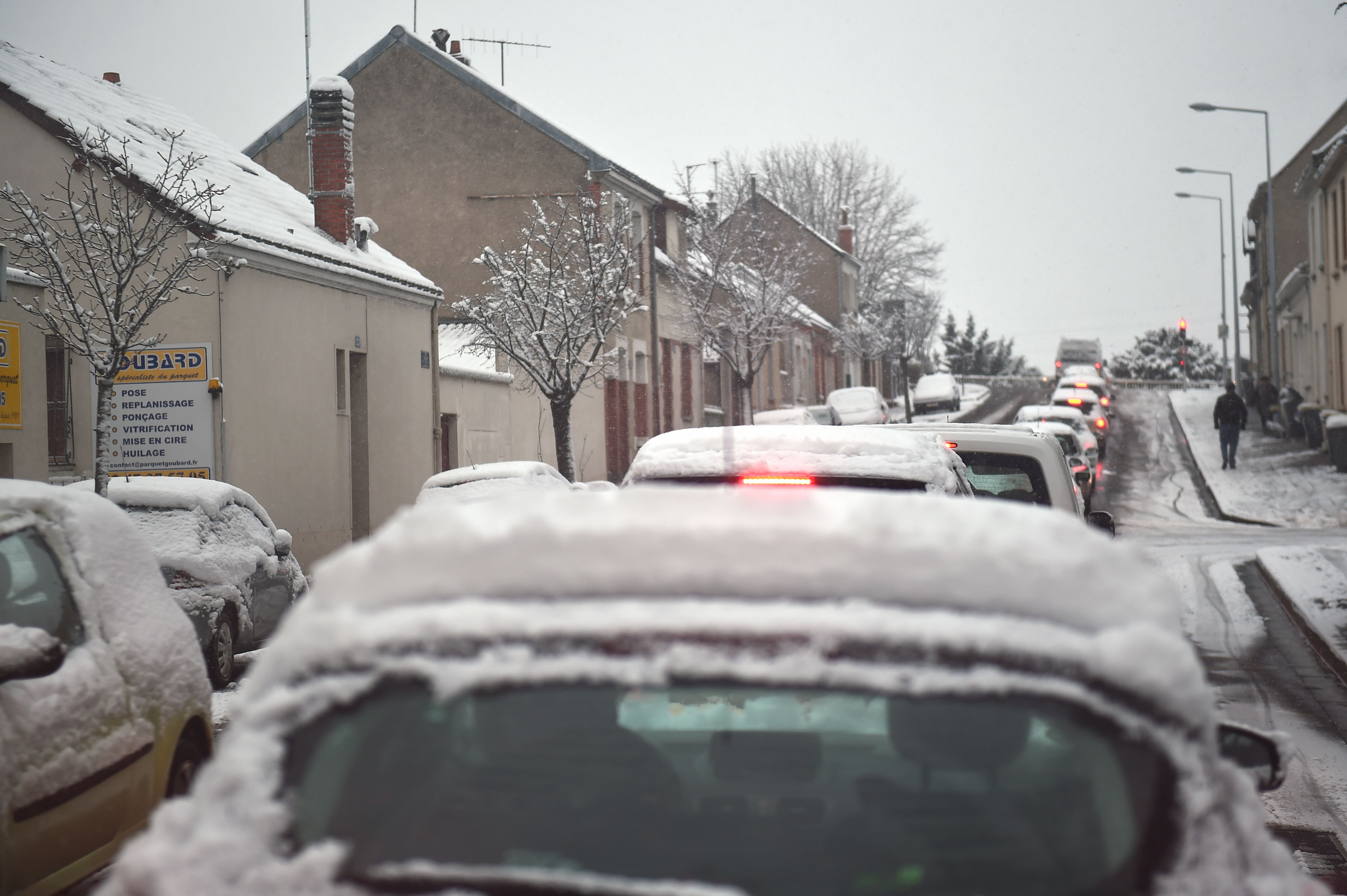 الثلوج تغطى السيارات فى فرنسا