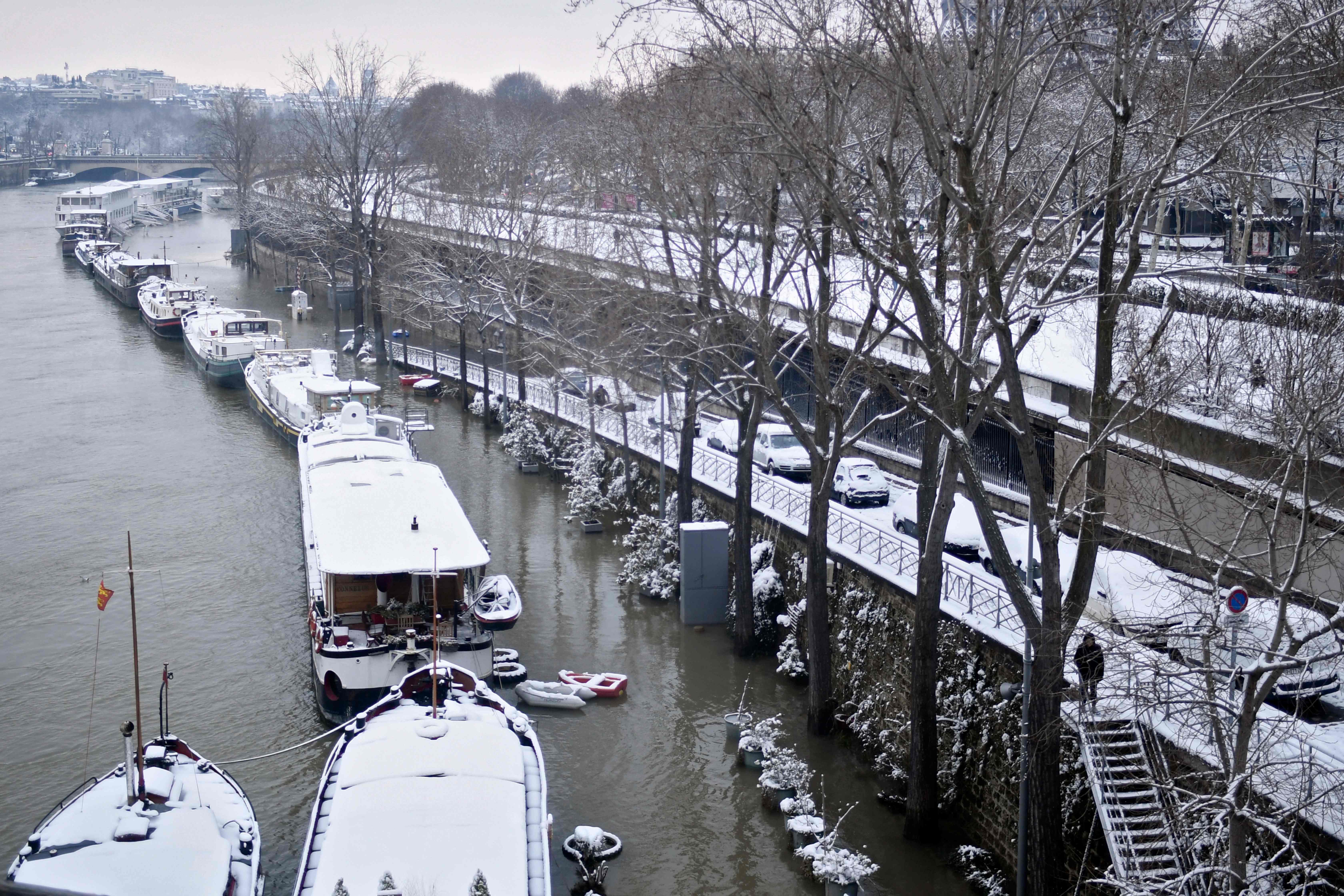 تساقط الثلوج فى باريس