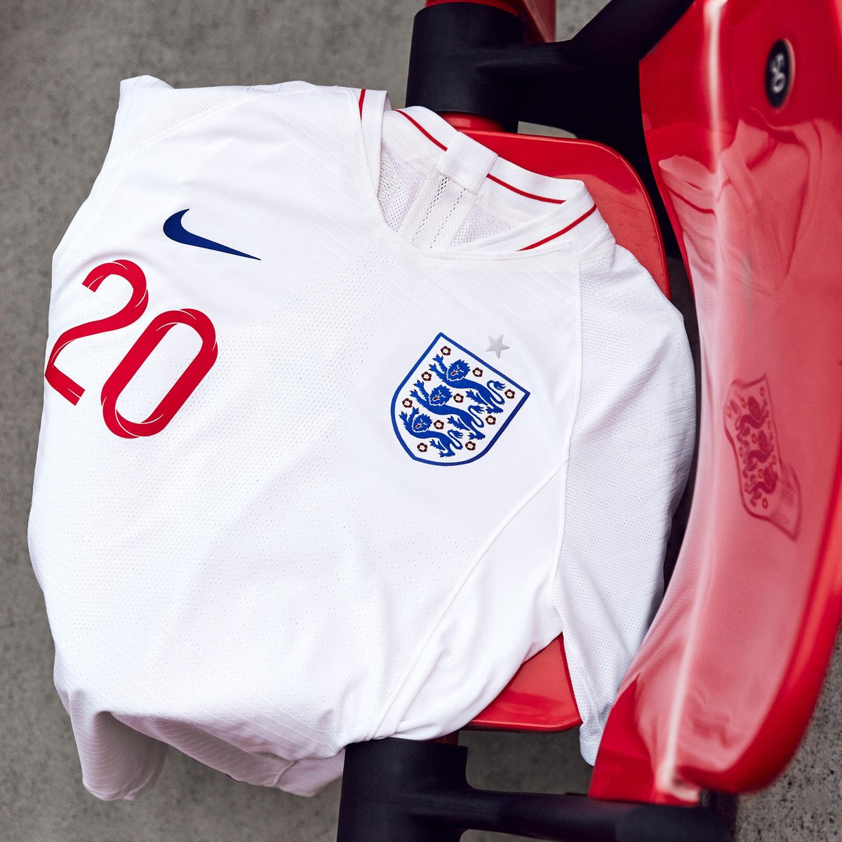 منتخب إنجلترا يكشف عن قميصه الجديد فى كأس العالم