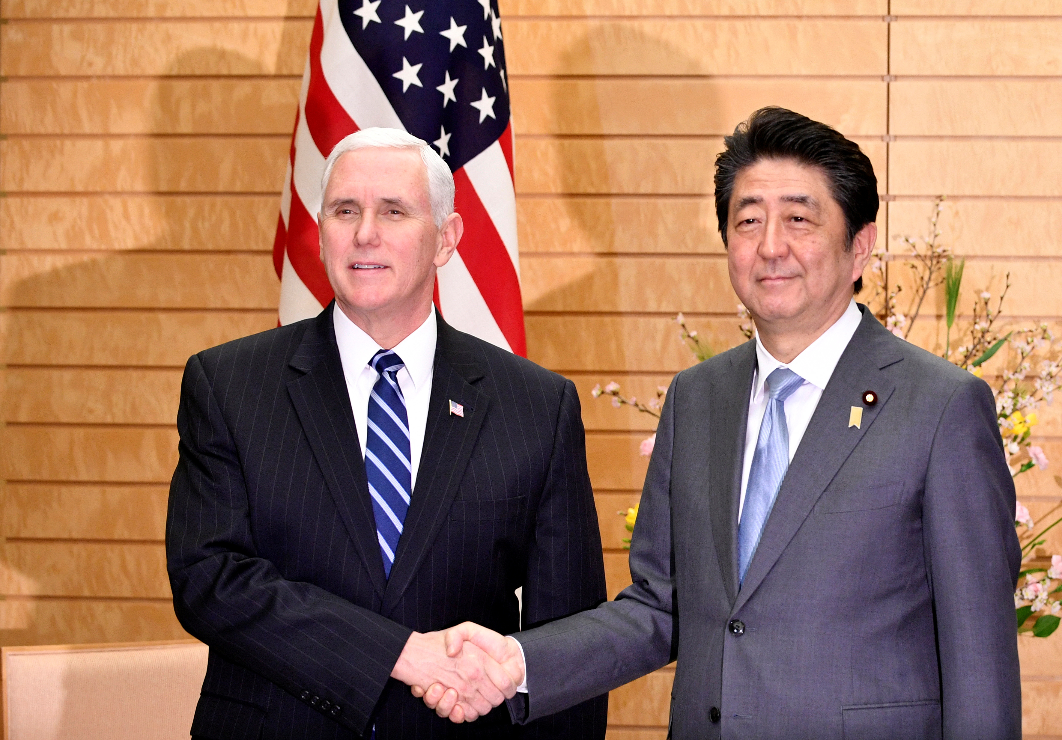 نائب ترامب يصافح رئيس وزراء اليابان فى طوكيو