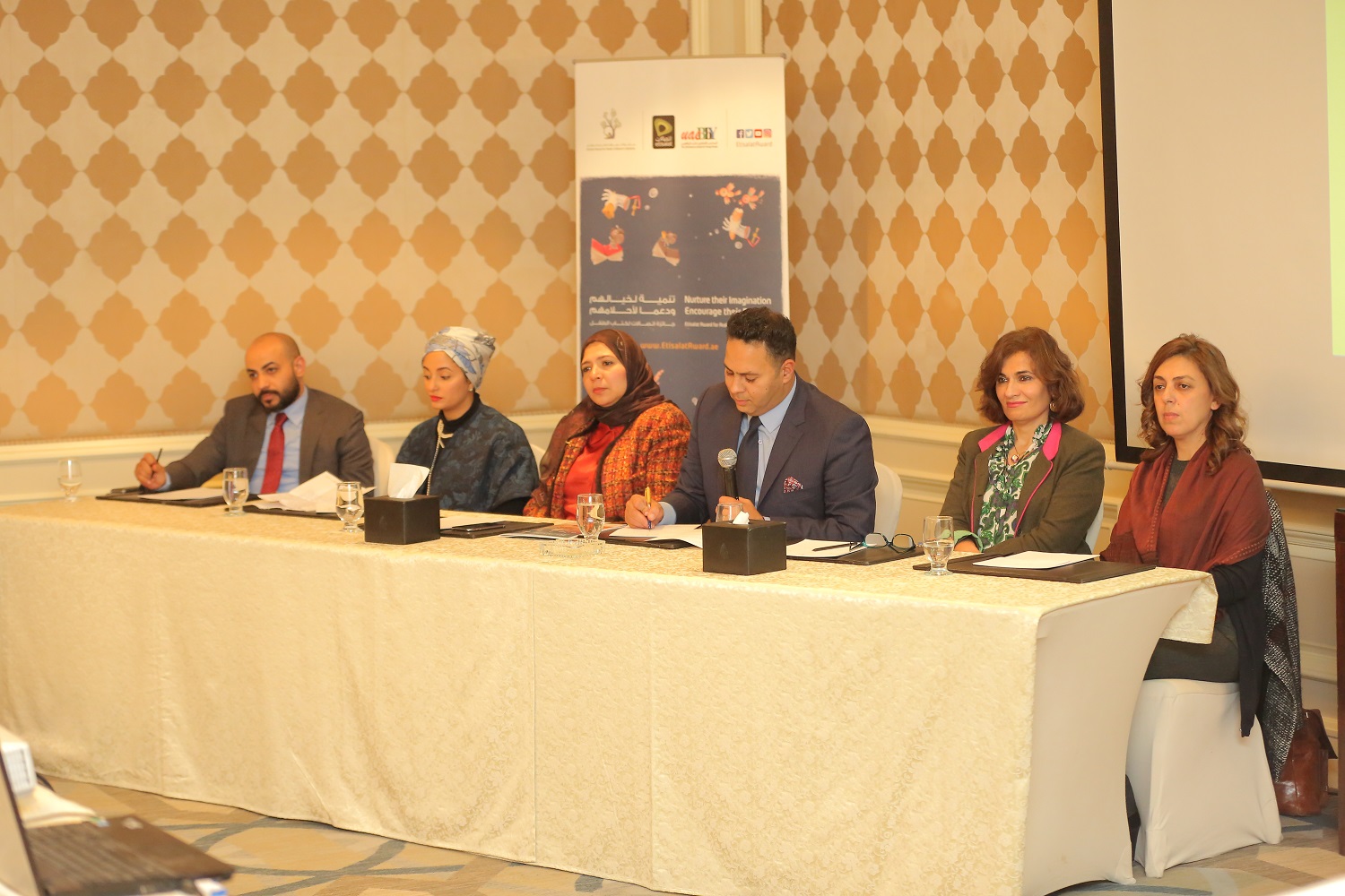 المتحدثين خلال الجلسة التعريفية لجائزة اتصالات لكتاب الطفل في القاهرة