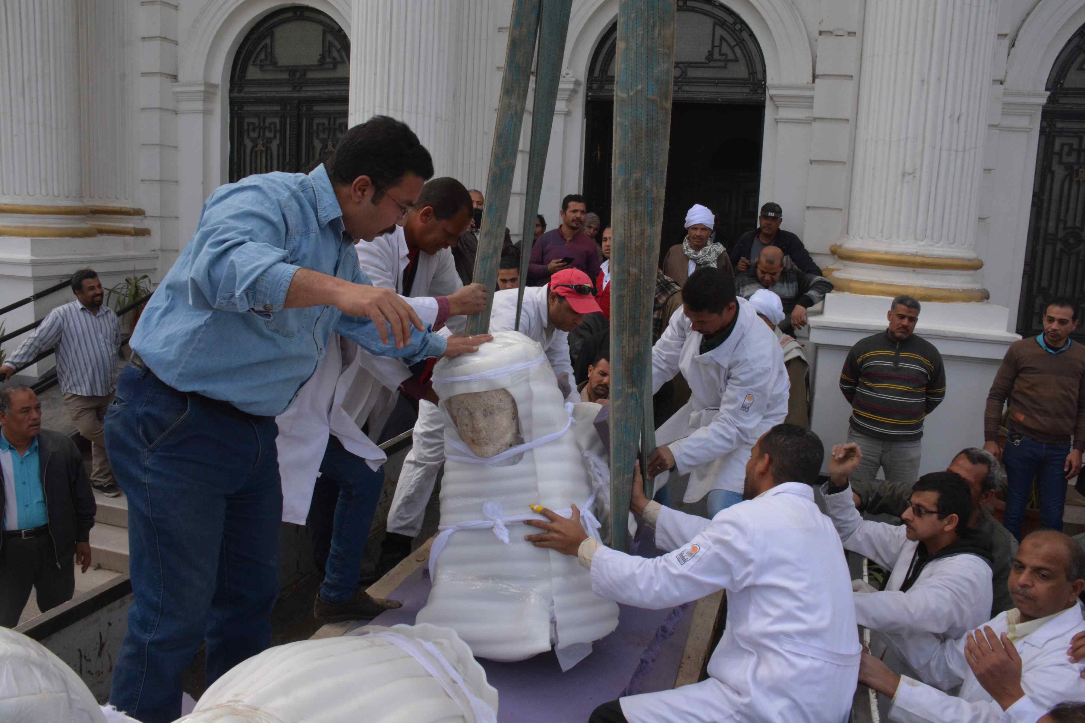 نقل تمثالين آثريين بمبني محافظة المنيا  (7)