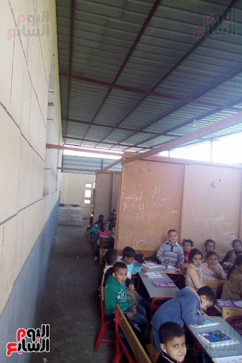 أطفال قرية عزبة الجمل مهددون بالموت بموقع يضم مقاعد متهالكة