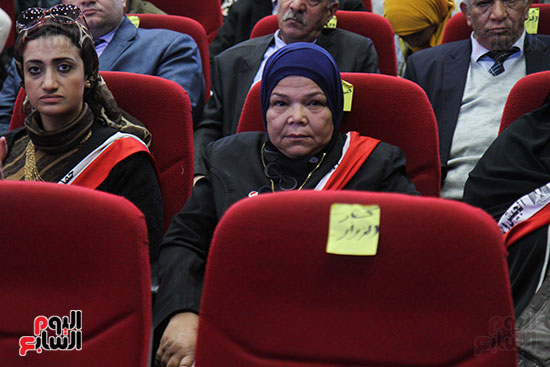 اتحاد عمال الجيزة يكرم أسر الشهداء بمؤتمر دعم السيسى (4)