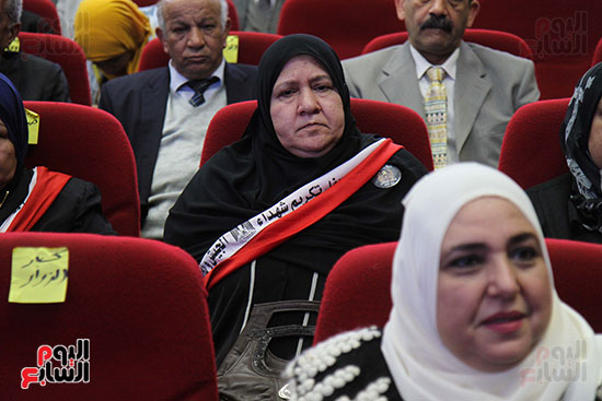 اتحاد عمال الجيزة يكرم أسر الشهداء بمؤتمر دعم السيسى (3)