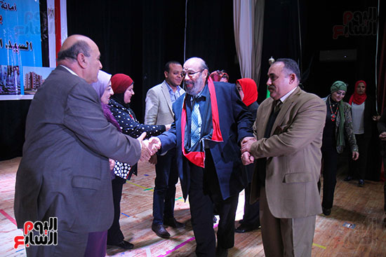 اتحاد عمال الجيزة يكرم أسر الشهداء بمؤتمر دعم السيسى (7)