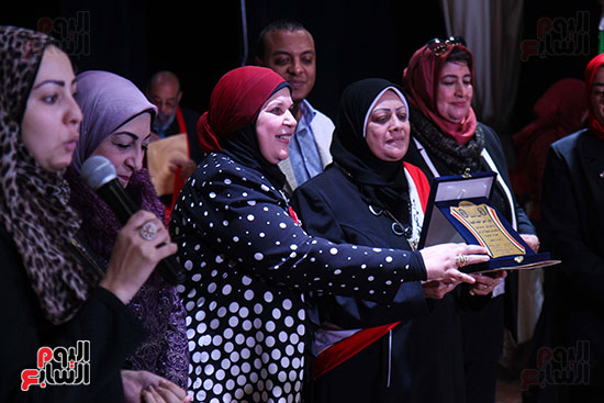اتحاد عمال الجيزة يكرم أسر الشهداء بمؤتمر دعم السيسى (8)