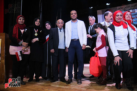 اتحاد عمال الجيزة يكرم أسر الشهداء بمؤتمر دعم السيسى (28)