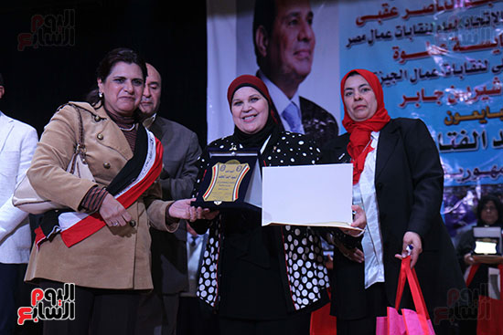 اتحاد عمال الجيزة يكرم أسر الشهداء بمؤتمر دعم السيسى (26)