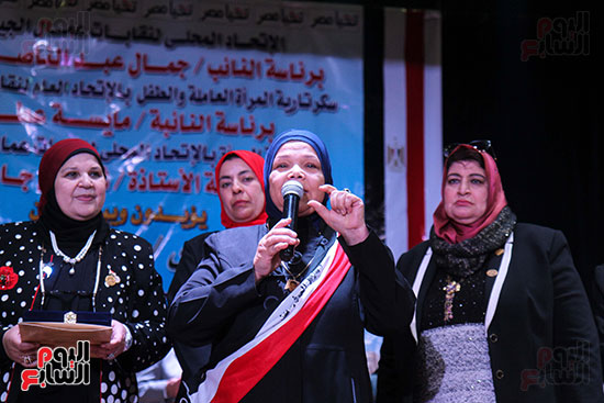 اتحاد عمال الجيزة يكرم أسر الشهداء بمؤتمر دعم السيسى (17)