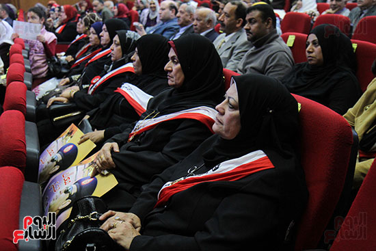 اتحاد عمال الجيزة يكرم أسر الشهداء بمؤتمر دعم السيسى (5)