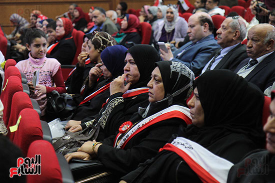 اتحاد عمال الجيزة يكرم أسر الشهداء بمؤتمر دعم السيسى (6)