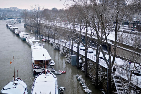 تساقط الثلوج فى باريس والثلج يغطى كل شيئ