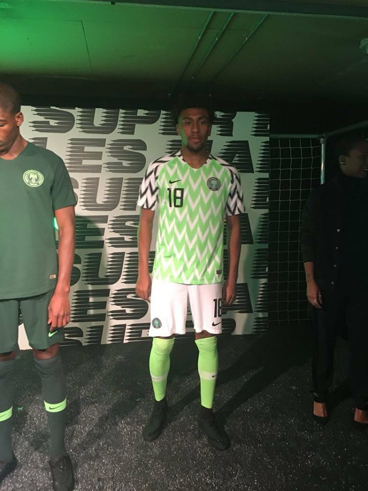 منتخب نيجيريا يكشف عن قمصانه فى كأس العالم 2018