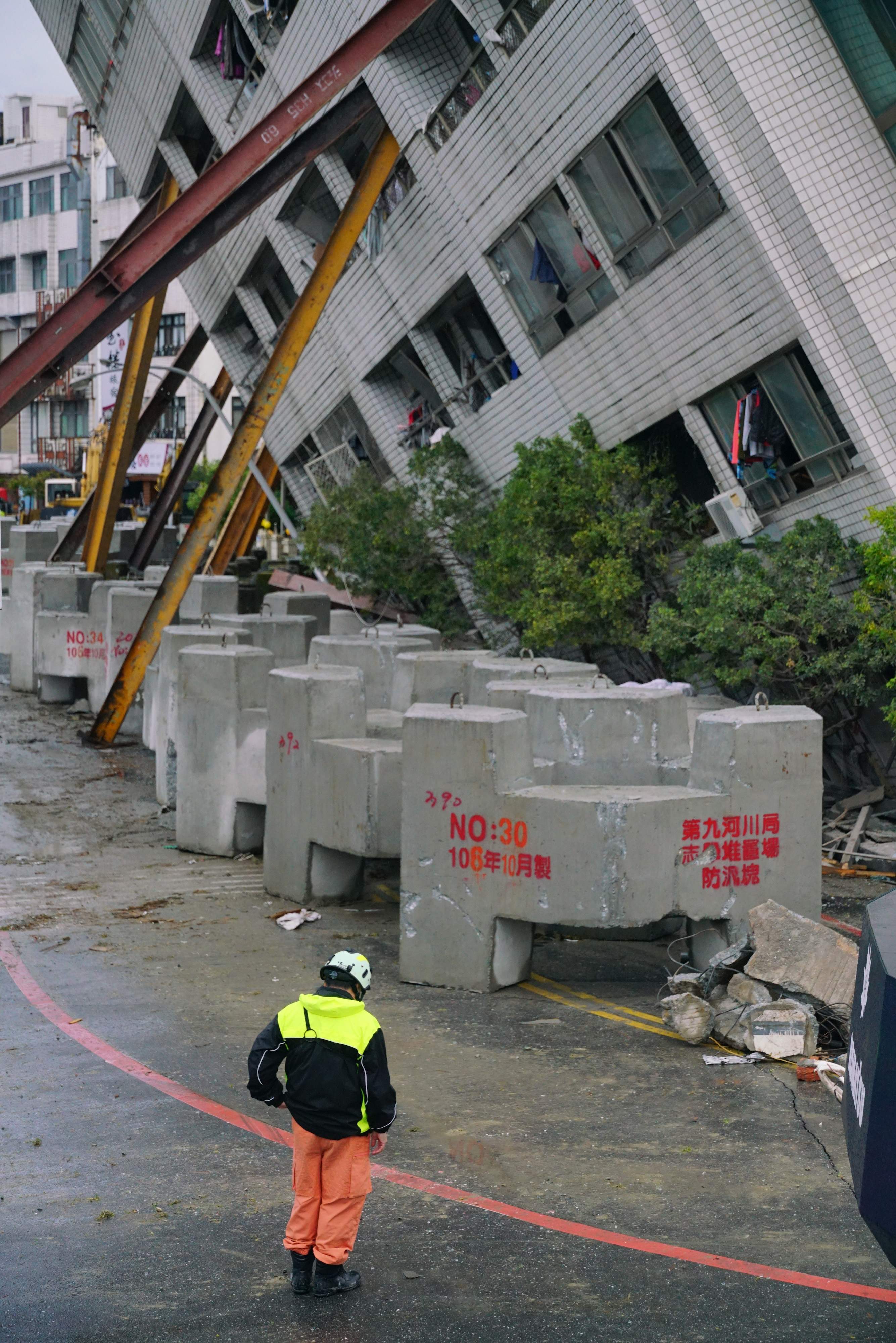 جانب من أثار زلزال تايوان