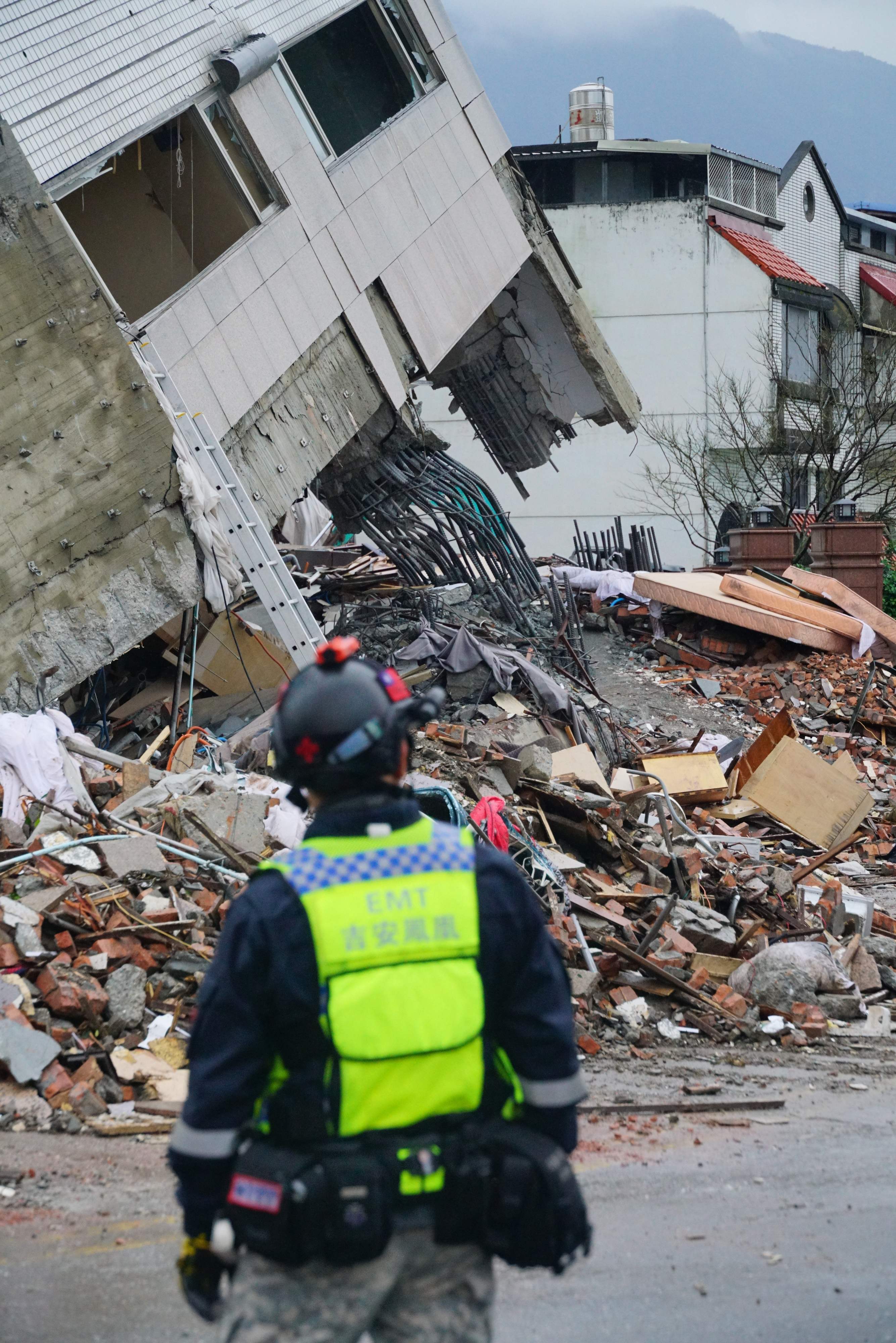 دمار بسبب زلزال تايوان