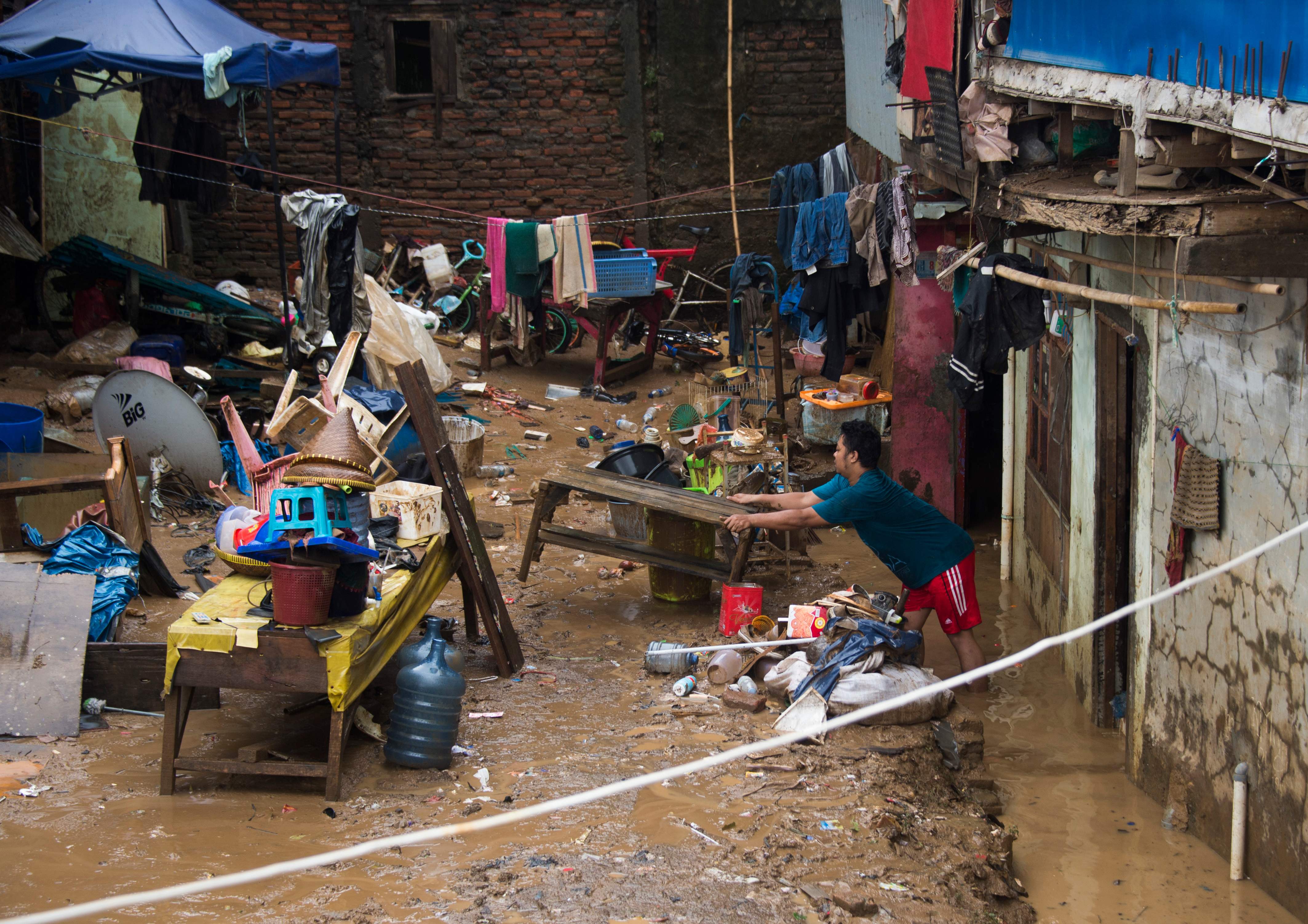 فيضانات تغرق مئات البيوت وتشرد الآلاف فى إندونيسيا